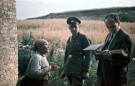 Риттер (справа) и немецкий офицер полиции допрашивают цыганку, 1936 год.