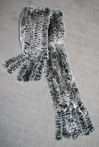 Schal aus geflochtenem, snowtop gefärbtem Rexkanin (chinesische Arbeit, 2009)