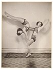 Deux sœurs jumelles acrobates (1936).