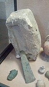 Moule à outils métalliques en calcaire. Ras Shamra, Bronze récent (?). Musée d'archéologie nationale.