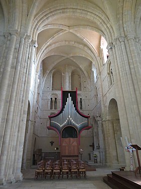 Croisillon nord du transept avec l'orgue.