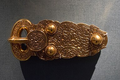 Anglo-Saxon belt buckle from Sutton Hoo with a niello interlace pattern, 7th century, gold, British Museum[105]
