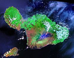 صورة من الساتل لاندسات لجزيرة ماوي، والجزيرة الصغيرة التي تظهر إلى الجنوب منها هي كاهولاوي.