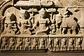 Indra rendant visite au Bouddha dans la grotte d'Indrasaila. Cambodge, Preah Khan, style du Bayon, fin XIIe, début XIIIe siècles, grès. Musée Guimet, Paris