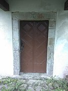 Porta lateral da igrexa de Santo Estevo.