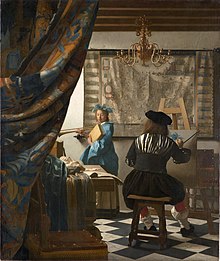 Ölgemälde von einem Künstler mit Rücken zum Betrachter, der eine Frau in hellblauem Kleid auf einer Leinwand abbildet. Das gesamte Ambiente ist im 17. Jahrhundert entstanden. An der Wand hängt eine Landkarte und ein Kronleuchter hängt an der Decke. Die Frau hält eine Trompete und ein Buch in ihren Händen. An der linken Bildseite ist ein halb geöffneter Vorhang mit blau-braunen Blättern, der einen Tisch und Stuhl teilweise bedeckt.