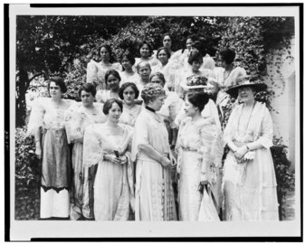 Sofia de Veyra and wives of the Second Philippine Parliamentary Mission received at White House by First Lady Florence Harding
