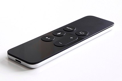 MENU ボタンに白い縁取りがないSiri Remote（第1世代）