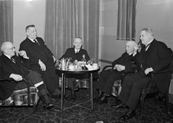 Alexander Frey (toinen oikealta) Svinhufvudin senaatin jälleentapaamisessa vuonna 1940.