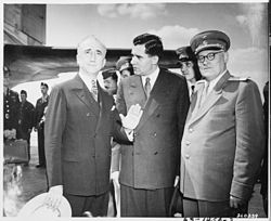 ジェームズ・F・バーンズ米国務長官と（1945年）右は外務人民委員代理だったアンドレイ・ヴィシンスキー