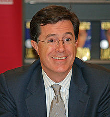 Portrait de Stephen Colbert, souriant.
