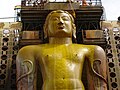 Statue de Gomateshvara recouverte d'offrandes, à Shravanabelagola.