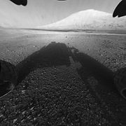 Podrobnější fotografie zachycující stín vozítka a horu Aeolis Mons