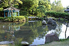 Đình bát giác (八角亭, hakkakutei) cùng hồ trong hoa viên