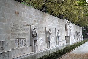 Das Genfer Reformationsdenkmal, erbaut von 1909 bis 1917, zeigt auf einer Länge von 100 Metern bedeutende Personen der Reformationsbewegung.