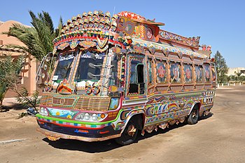 حافلة مُزيَّنة ومُزخرفة، في مُنتجع الجونة على ساحل البحر الأحمر في مصر