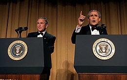 Bush est en retrait alors que son imitateur parle devant un pupitre identique au sien.