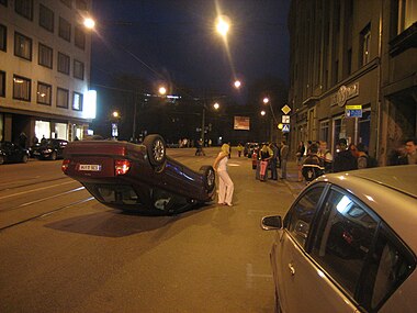 Перевёрнутый автомобиль возле кафе «Voitlev Sõna»
