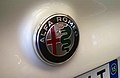 Upravené logo Alfa Romeo, prvně použité na modelu Giulia