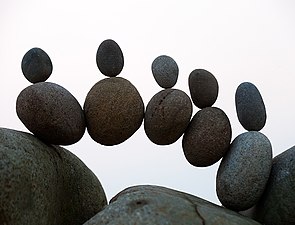 Një skulpturë e ekuilibrit shkëmbor në formën e një harku