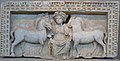 La déesse gauloise Epona représentée en maîtresse des chevaux, bas-relief découvert à Salonique, IVe siècle apr. J.-C.