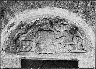 Bilden på portalens tympanon föreställer Gud som kuvar bocken (Djävulen). På andra sidan sitter lejonet av Juda. En duva syns ovanför.[3]