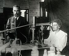 Pierre y Marie Curie en el laboratorio de la calle Lhomond hacia 1900.