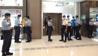 大批警員進入商場，在洗手間出入口拉起封鎖線