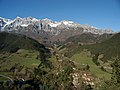 Picos de Europa kaj la vilaĝo Turieno (Camaleño).