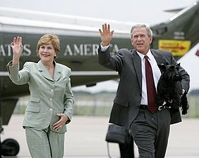 Barney acompanya a George i Laura Bush apunt de pujar a l'Air Force One el 2004.
