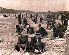 Interniranci gradijo barake v taborišču Rab.jpg