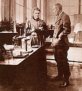 Pierre y Marie Curie en su laboratorio hacia 1900.