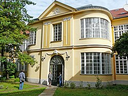 Az Országos Színháztörténeti Múzeum és Intézet épülete a kert felől