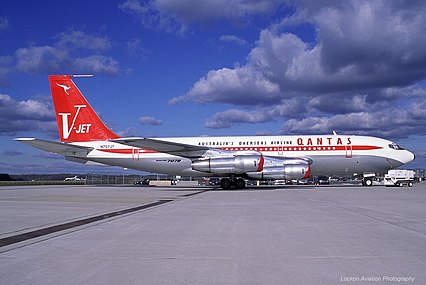 Boeing 707 with "V-Jet" livery used 1961–1971. Piston and turboprop aircraft wore a similar livery, with a white tail and a red stripe with the Qantas wordmark within it and Flying Kangaroo symbol positioned above the stripe from 1959 to 1971.