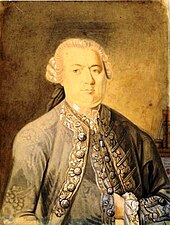Ölgemälde von einem Porträt eines Mannes in höfischer Kleidung aus dem 18. Jahrhundert. Er trägt eine weiße Perücke und einen grauen Anzug mit breiter Nahtverzierung. Seine linke Hand ist in seinem Hemd versteckt. Das ganze Gemälde ist in braunem Ton gehalten.