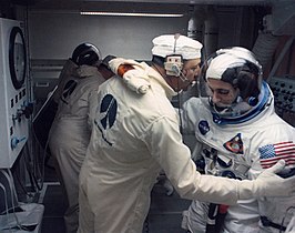 Вилијам Андерс у загрљају са једним од техничара пред лет Апола 8, 1968. године
