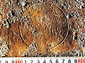 前掲のヨコスカ製鉄所煉瓦の刻印には、他に円形の印を押しただけの物も存在し、円の大きさに3種類が確認されている。これは「大」。