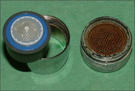 Ajutages de robinet avec filetage métrique femelle (22mm) à gauche; avec filetage métrique extérieur à droite (22mm).