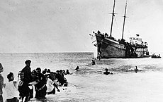 מעפילים יהודים מאירופה מגיעים לישראל מאוניית המעפילים "האומות המאוחדות" בחוף נהריה, 1 בינואר 1948