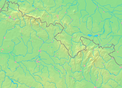 Mapa konturowa Sudetów, blisko centrum na prawo znajduje się czarny trójkącik z opisem „Szeroka Góra”