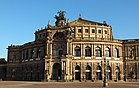 Barevná fotografie s pohledem na neorenesanční historizující průčelí budovy Semperovy opery s bohatou sochařskou výzdobou