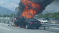 Auto in fiamme in seguito ad un tamponamento (North-South Expressway, Malesia)