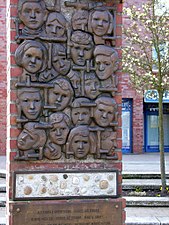Monument als nens de la presó de Bullenhuser, a Hamburg-Schnelsen. A sota del relleu, apareixen els noms dels nens