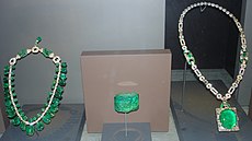 Left to right: The Indian Emerald Necklace, the Gachala Emerald crystal and the Mackay Emerald Necklace (167-carat center stone), all pieces from the U.S. المتحف الوطني للتاريخ الطبيعي (واشنطن).
