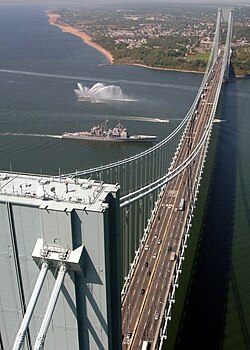 Jembatan Verrazano-Narrows, menghadap Staten Island dari Brooklyn.