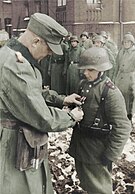 16-летний Вилли Хюбнер из Гитлерюгенд получает Железный крест, март 1945