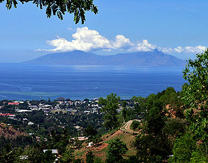 Вид на Ділі та сусідній острів Атауро на задньому фоні