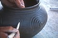 Decorazione di una forma ceramica delle terramare nel corso di attività di archeologia sperimentale, Parco della Terramara di Montale