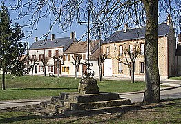 Le centre d'Aufferville, la croix Saint-Pierre.