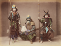 武具を身に着けた侍風の男たちの手彩色写真